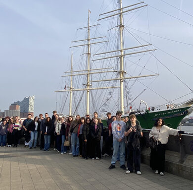 Le groupe franco-allemand au port de Hambourg devant le navire 'Rickmer Rickmers